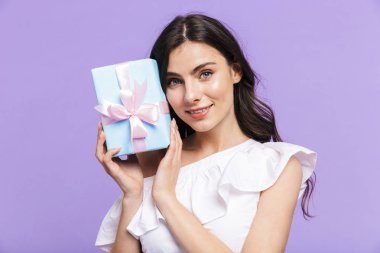 Güzel genç esmer kadın izole ayakta