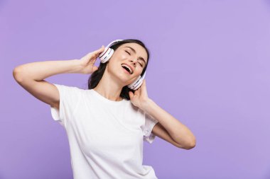 Güzel genç esmer kadın izole ayakta