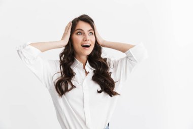 Uzun kıvırcık esmer saçlı güzel genç kadın