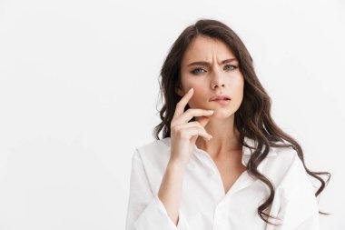 Uzun kıvırcık esmer saçlı güzel genç kadın