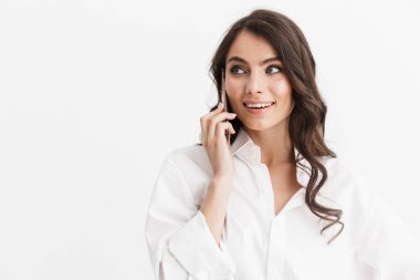 Uzun kıvırcık esmer saçlı güzel genç kadın