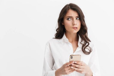 Uzun kıvırcık esmer saçlı güzel genç kadın