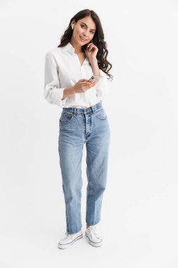 Güzel bir genç kadının tam uzunlukta