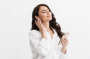 Uzun kıvırcık esmer saçlı güzel genç kadın