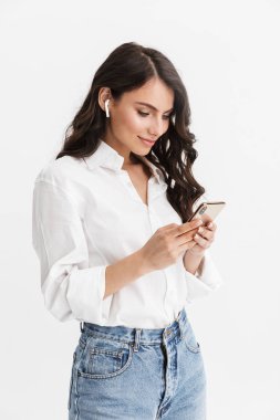 Uzun kıvırcık esmer saçlı güzel genç kadın