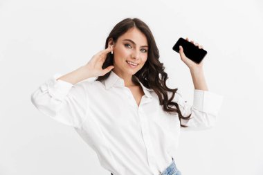 Uzun kıvırcık esmer saçlı güzel genç kadın