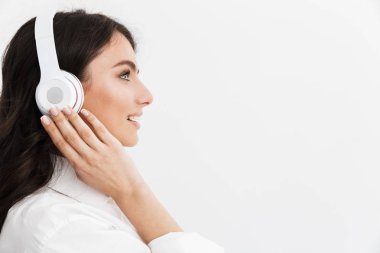 Güzel genç bir kadının yakından görünümü