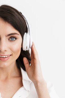 Güzel genç bir kadının yarısı nın yüzünü kapatın