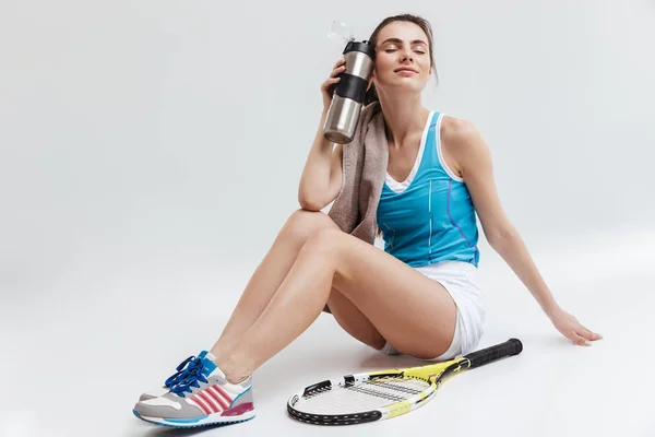Young sport fitness woman tennis player isolated over grey wall background. — Stock Photo, Image