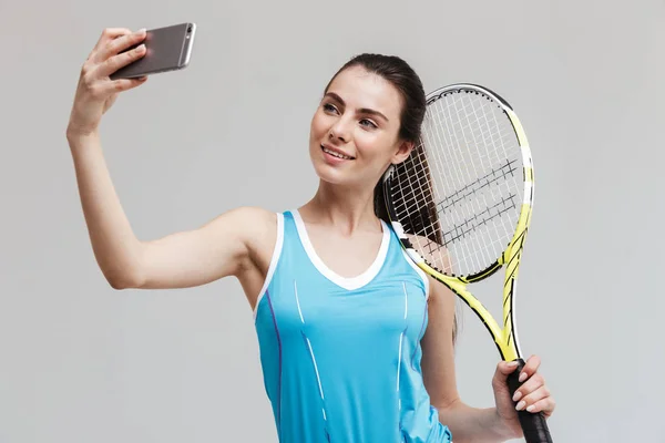 Mujer sonriente tenista sosteniendo raqueta — Foto de Stock