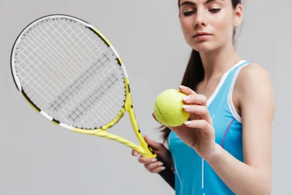 Imagen recortada de una jugadora de tenis confiada — Foto de Stock