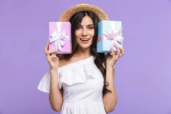 Mooie jonge vrouw dragen zomer outfit staande — Stockfoto