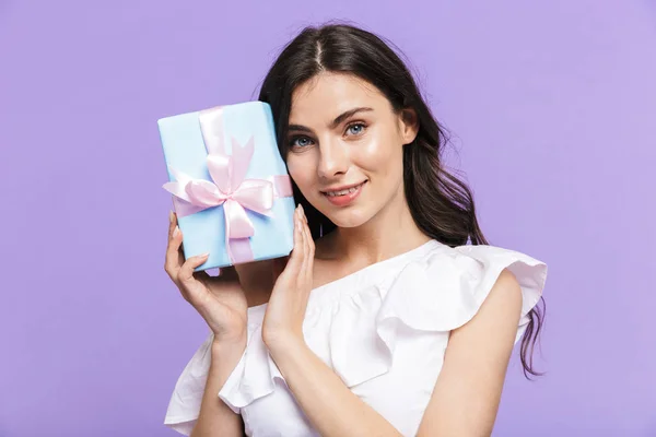 Mooie jonge brunette vrouw staande geïsoleerd — Stockfoto