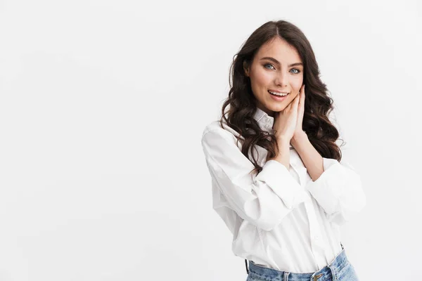 Bela jovem mulher com longo encaracolado morena cabelo — Fotografia de Stock