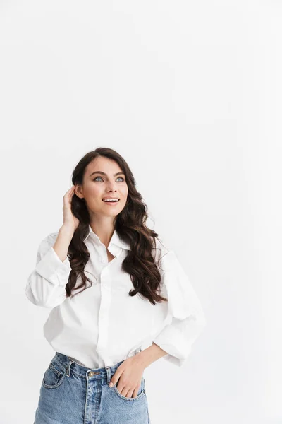 Mooie jonge vrouw met lang krullend brunette haar — Stockfoto