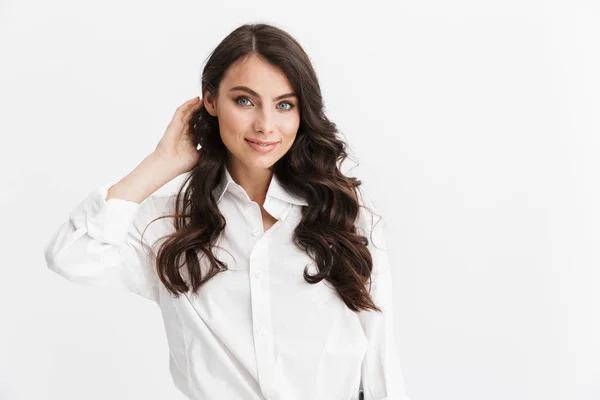 Belle jeune femme avec de longs cheveux bruns bouclés — Photo