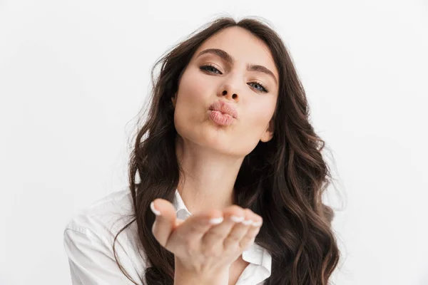 Belle jeune femme avec de longs cheveux bruns bouclés — Photo