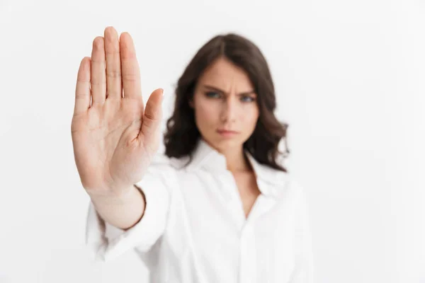 Schöne junge Frau mit langen lockigen brünetten Haaren — Stockfoto