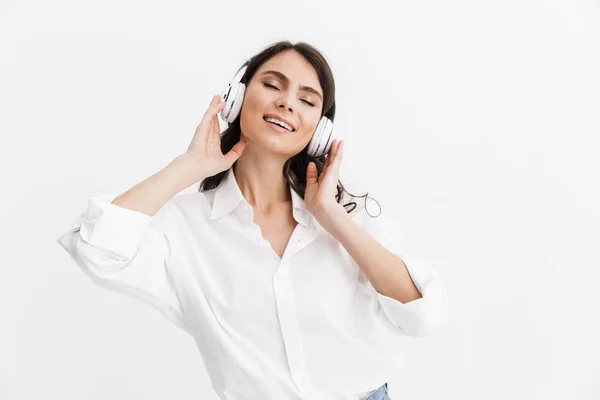 Jovem morena alegre mulher vestindo camisa — Fotografia de Stock