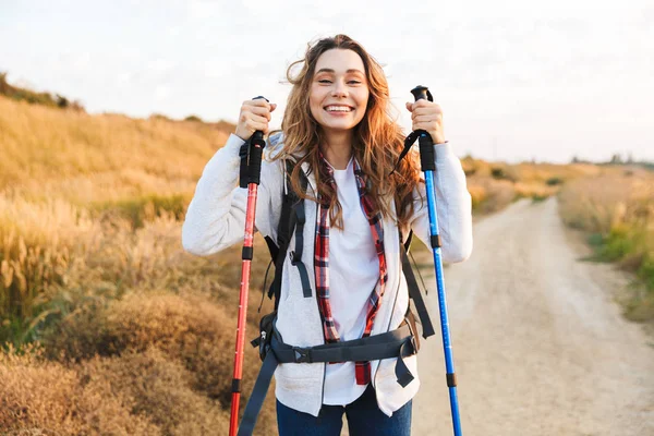 Happy Young girldragende rugzak — Stockfoto