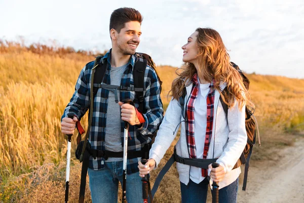 Allegro giovane coppia portando zaini escursionismo insieme — Foto Stock