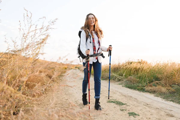 Lycklig ung kvinna utanför i fri alternativ semester Camping. — Stockfoto