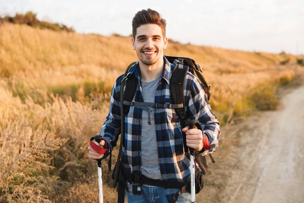 Atractivo joven llevando mochila —  Fotos de Stock