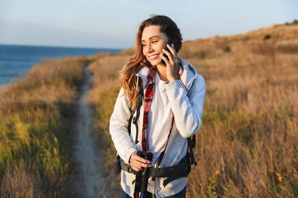 Menina feliz carregando mochila — Fotografia de Stock