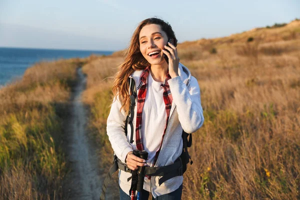 Menina feliz carregando mochila — Fotografia de Stock