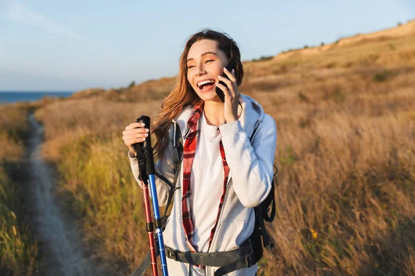 Lycklig ung flicka bär ryggsäck — Stockfoto