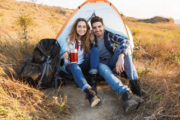 Loving couple outside in free alternative vacation — Stock Photo, Image