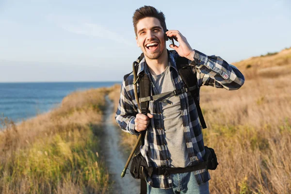 Feliz joven fuera en vacaciones alternativas libres camping hablando por teléfono móvil . —  Fotos de Stock