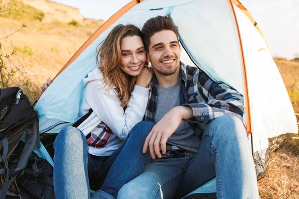 Feliz joven pareja amorosa fuera en libre alternativa camping de vacaciones . —  Fotos de Stock