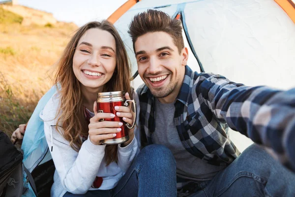 Loving couple outside in free alternative vacation — Stock Photo, Image