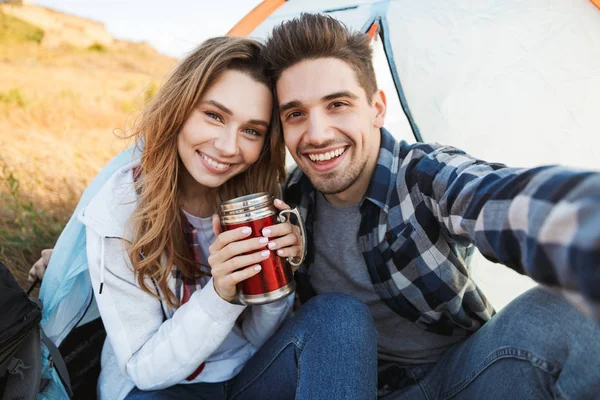 Loving couple outside in free alternative vacation — Stock Photo, Image
