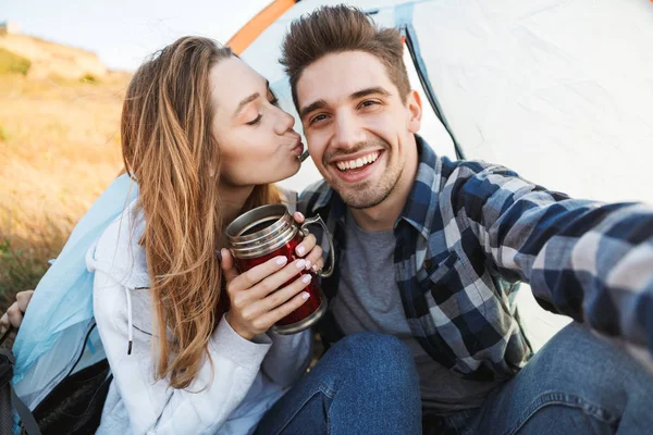 Loving couple outside in free alternative vacation — Stock Photo, Image