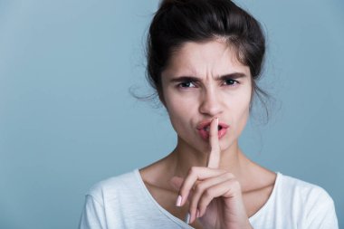 Güzel bir genç esmer kadının yakın portresi