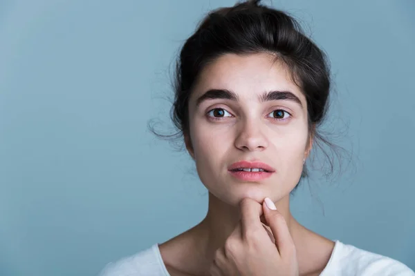 Retrato de cerca de una guapa joven morena — Foto de Stock