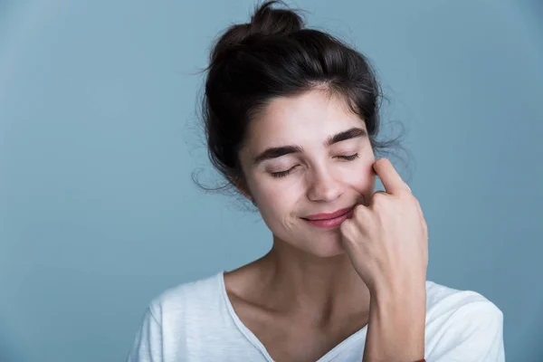 Retrato de cerca de una guapa joven morena —  Fotos de Stock