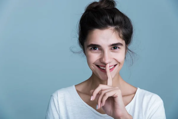 Close-up portret van een mooie jonge brunette vrouw — Stockfoto