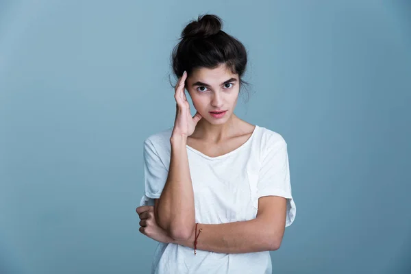 Retrato de cerca de una guapa joven morena — Foto de Stock