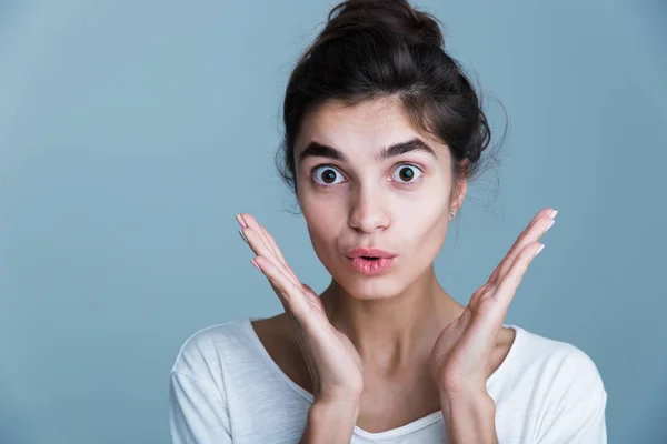 Retrato de cerca de una guapa joven morena — Foto de Stock