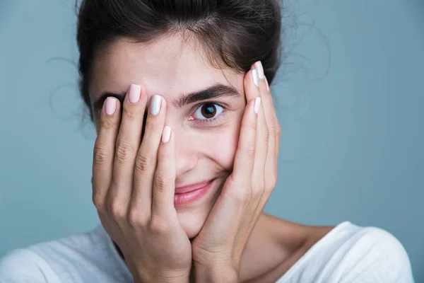 Nahaufnahme Porträt einer hübschen jungen brünetten Frau — Stockfoto