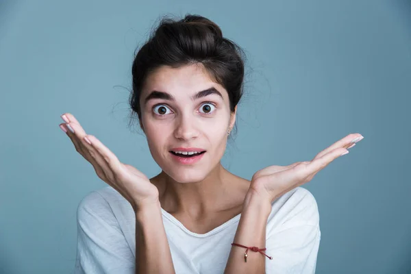 Retrato de cerca de una guapa joven morena —  Fotos de Stock