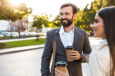 Gülümseyen ofis çalışanlarının erkek ve kadın fotoğrafı