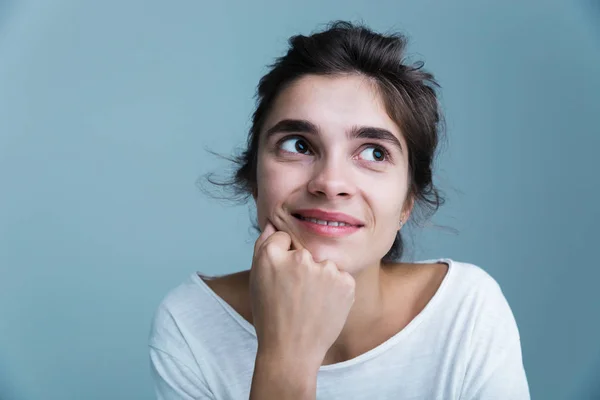 Retrato de cerca de una guapa joven morena —  Fotos de Stock