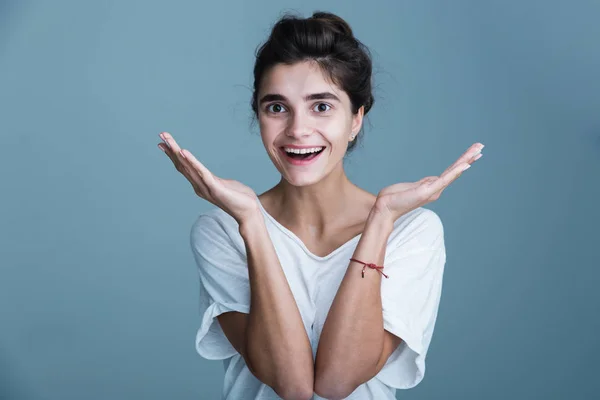 Retrato de cerca de una guapa joven morena — Foto de Stock