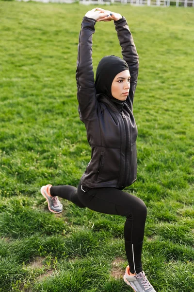 Dini siyah hija giymiş Müslüman fitness kadın Portresi — Stok fotoğraf