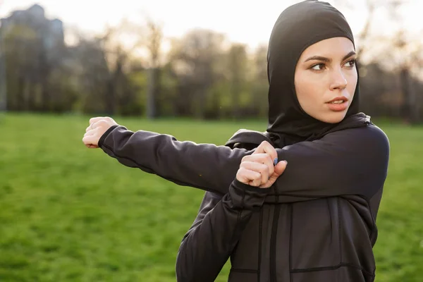 Портрет фитнес-мусульманки, одетой в религиозную черную хижу — стоковое фото