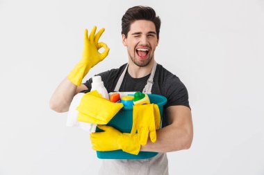 Yakışıklı esmer ev adamı önlük giyiyor